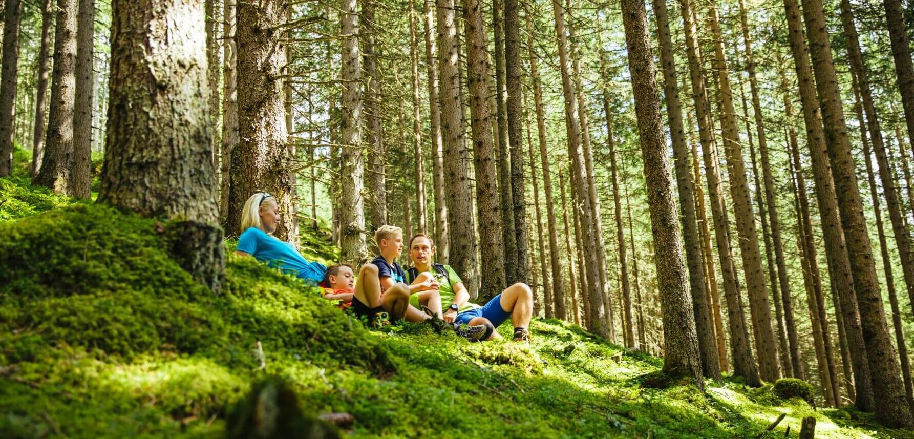 wandern mit familie im wald raurisertal c slt 18ff00ff