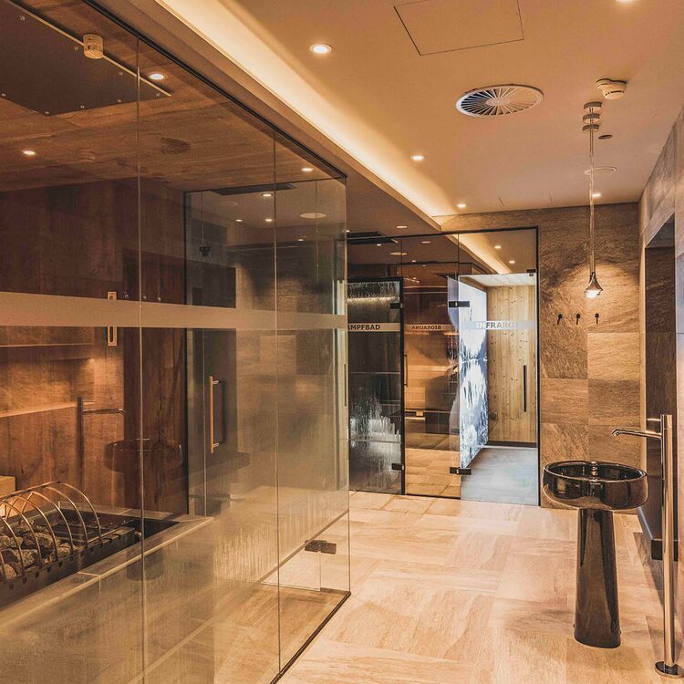 Exclusieve wellnessruimte met sauna en stoombad - stijlvol ontwerp met hoogwaardige natuurlijke materialen