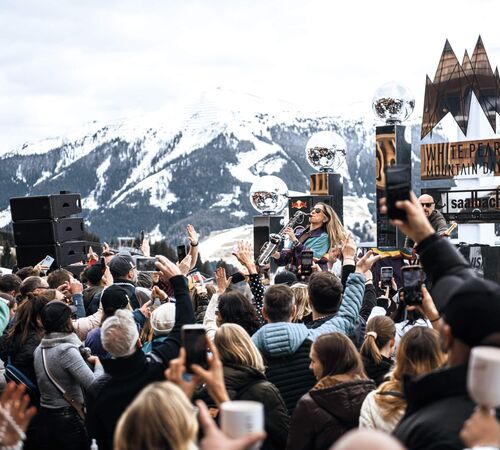 Feiernde Menschen bei den White Pearl Mountain Days in Saalbach