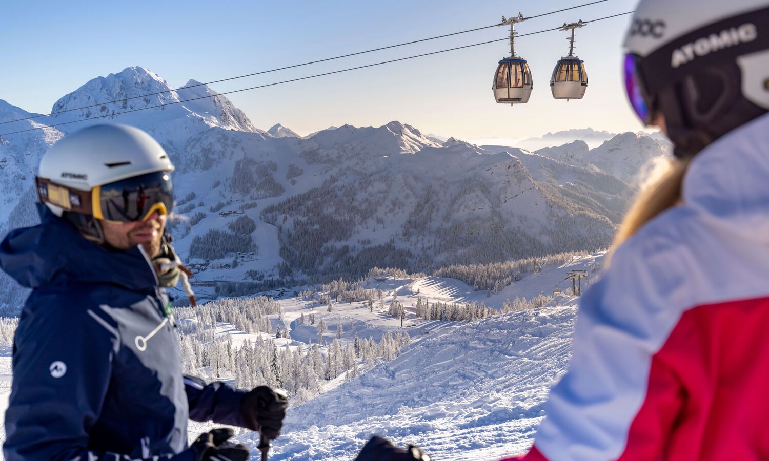 Winterliche Landschaft am Nassfeld mit verschneiten Bergen und weiter alpiner Kulisse