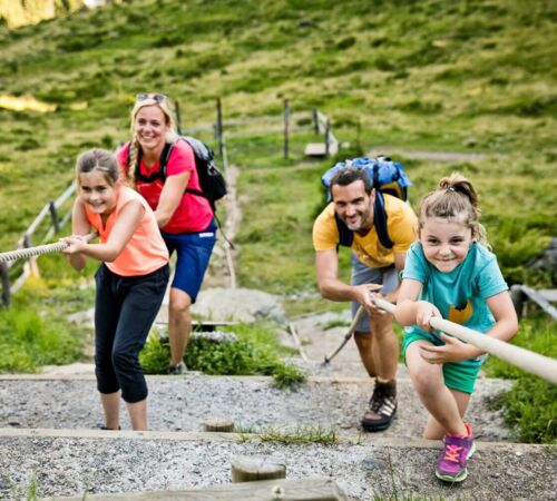 Junge Familie an einer Spielstation am Berg Kodok in Saalbach