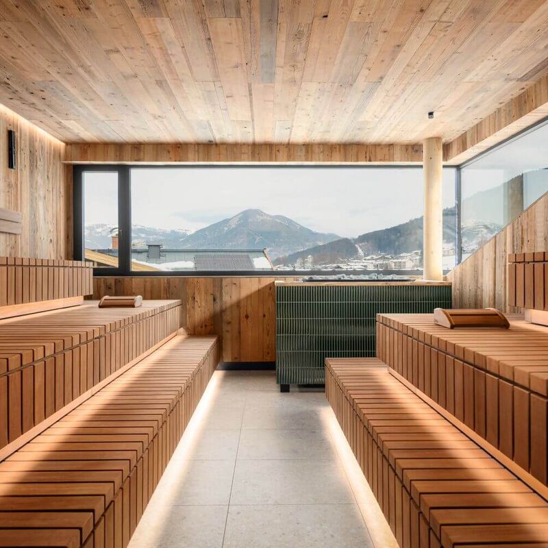 Große Sauna mit Panoramafenster und Blick auf die Berge