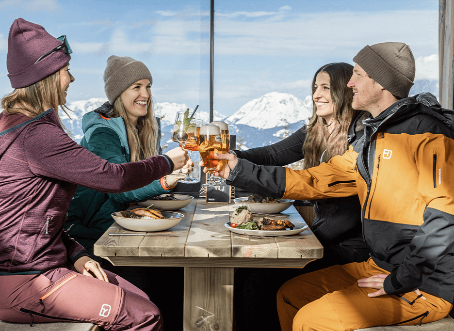 Freunde bei der Einkehr in der Skihütte