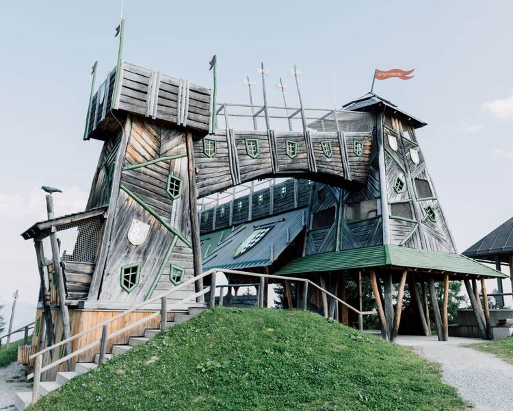 Geisterschloss aus Holz mit Klettermöglichkeiten für Kinder
