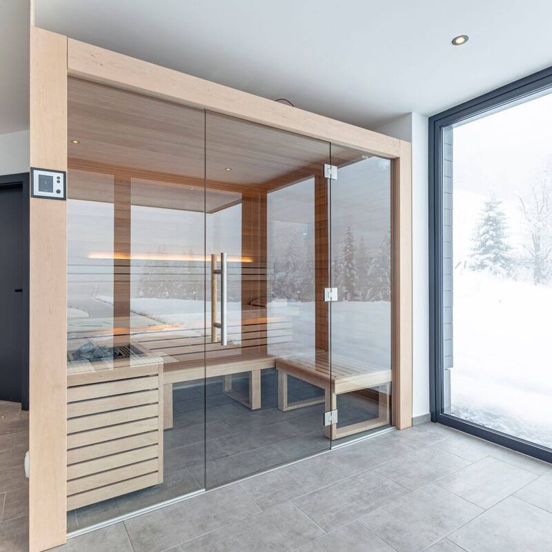 Sauna und Ruhebereich mit Blick in den Schnee