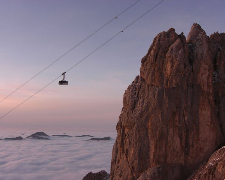 Gondel der Tiroler Zugspitzbahn über dem Nebelmeer im Herbst