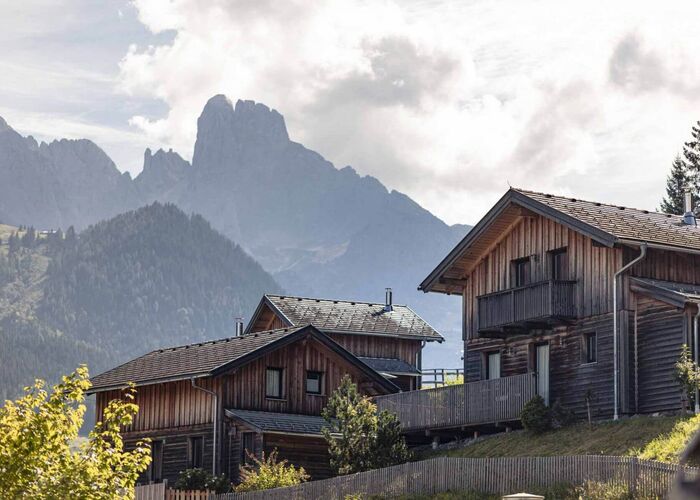 Ferienhäuser aus Holz, im Hintergrund die Bischofsmütze