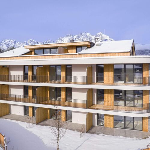 Verschneites Apartmenthaus der Kitzbühel Suites Oberndorf in den Kitzbüheler Alpen