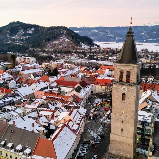 Sterrentoren in de winter met uitzicht op de stad Judenburg