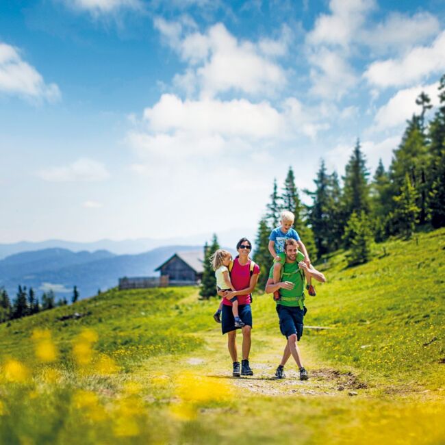 Family hiking Murau (c) Tom Lamm