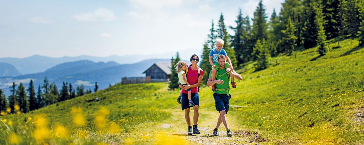 Family hiking Murau (c) Tom Lamm