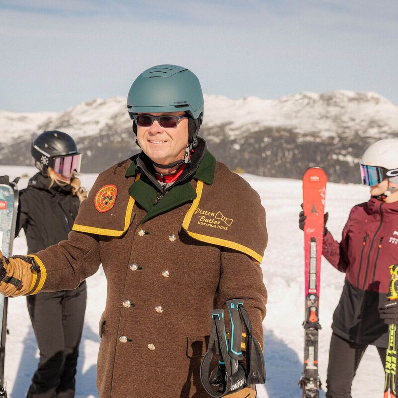 Pistenbutler posiert bei sonnigem Wetter auf der Turracher Höhe