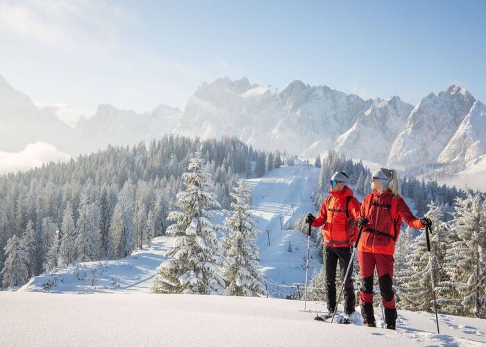 zwei Personen beim Skitouren gehen am Dachstein