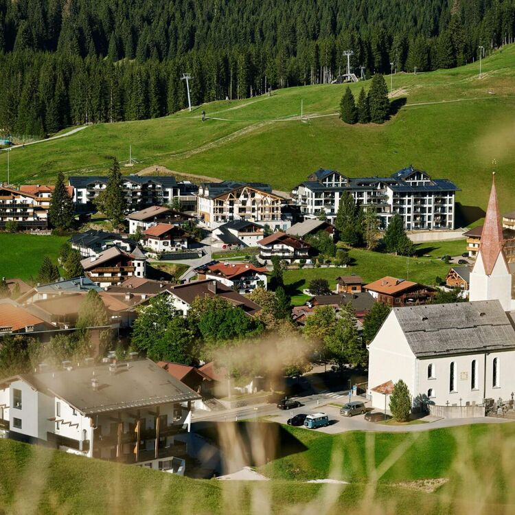 Ortsansicht von Berwang mit dem Bergresort Berwanger Hof vor der Bergkulisse