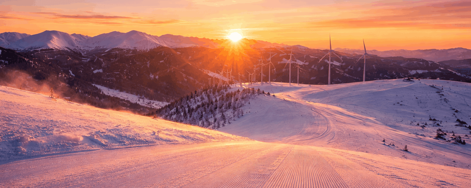Skifahren am frühen Morgen im Lachtal bei Sonnenaufgang mit Blick auf die verschneite Berglandschaft.