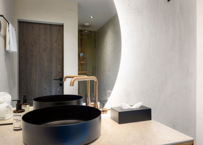 Bathroom with washbasin and large mirror