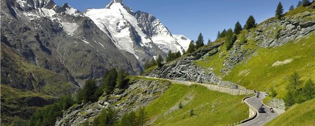 Die Großglockner Hochalpenstraße mit dem Großglockner im Hintergrund.