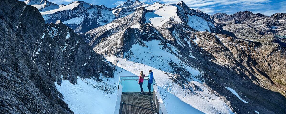 Panoramaplattform mit Blick auf die 3000er der Hohen Tauern.