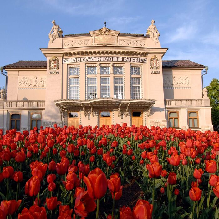 Stadttheater Klagenfurt Im Frühling mit rotem Tulpenfeld