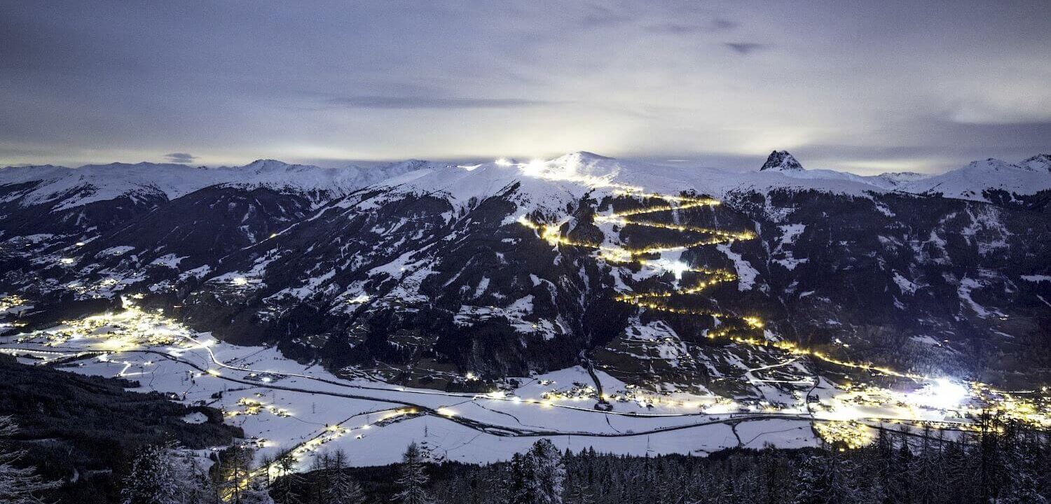 Nachtaufnahme der mit 14 km längsten beleuchteten Rodelbahn der Welt am Wildkogel