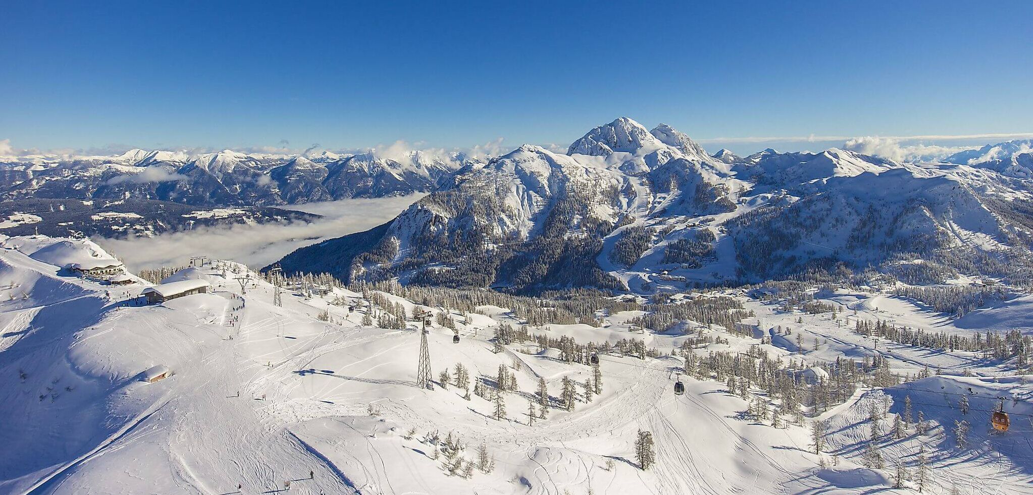 Das tief verschneite Skigebiet Nassfeld im Überblick