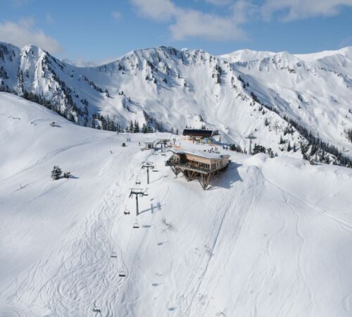 Bergstation mit Lift und tief verschneite Pisten im Skigebiet Schladming Dachstein