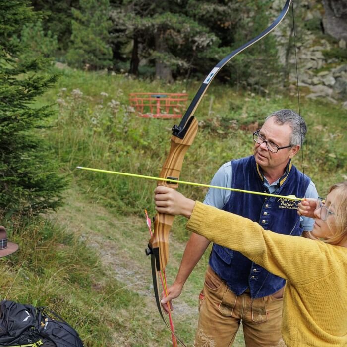 Bogenschütze beim 3D Parcours auf der Turracher Höhe in Kärnten – Freizeitaktivität inmitten alpiner Natur