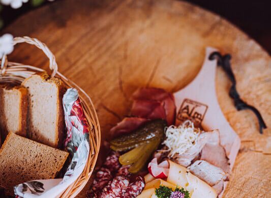 Platte mit Speck, Käse und Brot