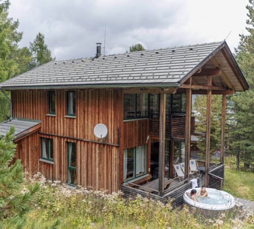 Ferienhaus im Zirbenwald mit privatem Whirlpool auf der Terrasse