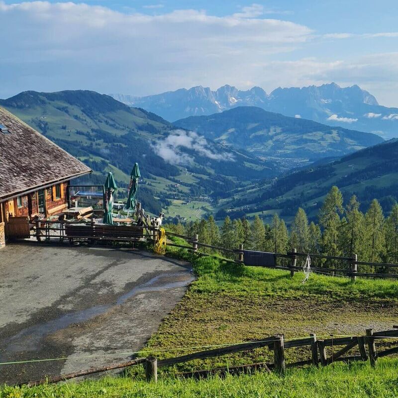 From the Hirzegghütte you have a view of the Windau Valley and the Wilder Kaiser.