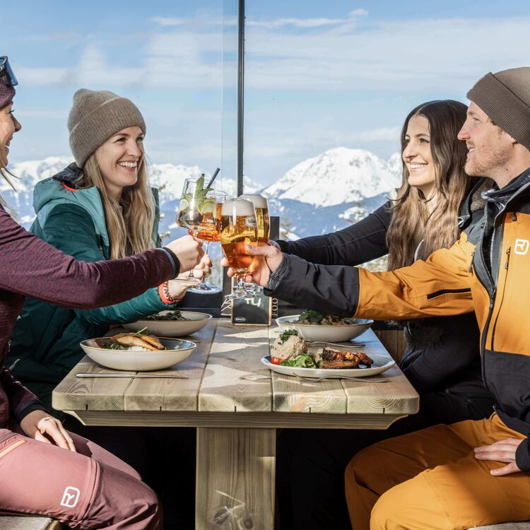 Freunde bei der Einkehr in der Skihütte