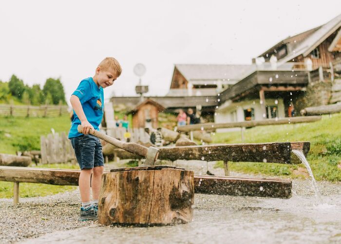 Kinder spielen im outdoor Spielplatz auf der Turracher Höhe