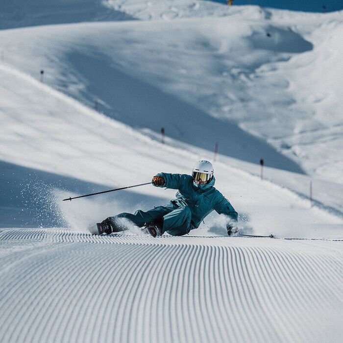Skiers on the slopes in Saalbach Hinterglemm