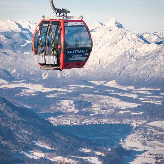A modern gondola lift in the SkiWelt Wilder Kaiser glides over the pistes.