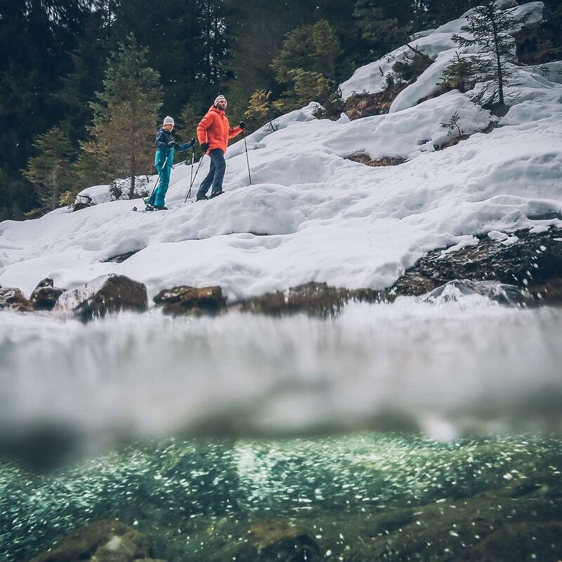 schneeschuhwandern c tza c jorda mit wasser pby2k9qnb2h9n80