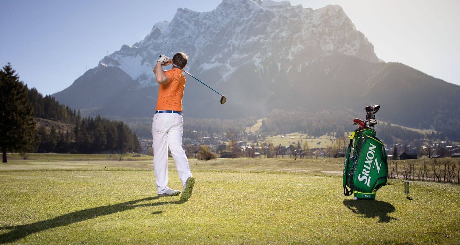 Golfers on the golf course in Ehrwald with a view of the Zugspitze