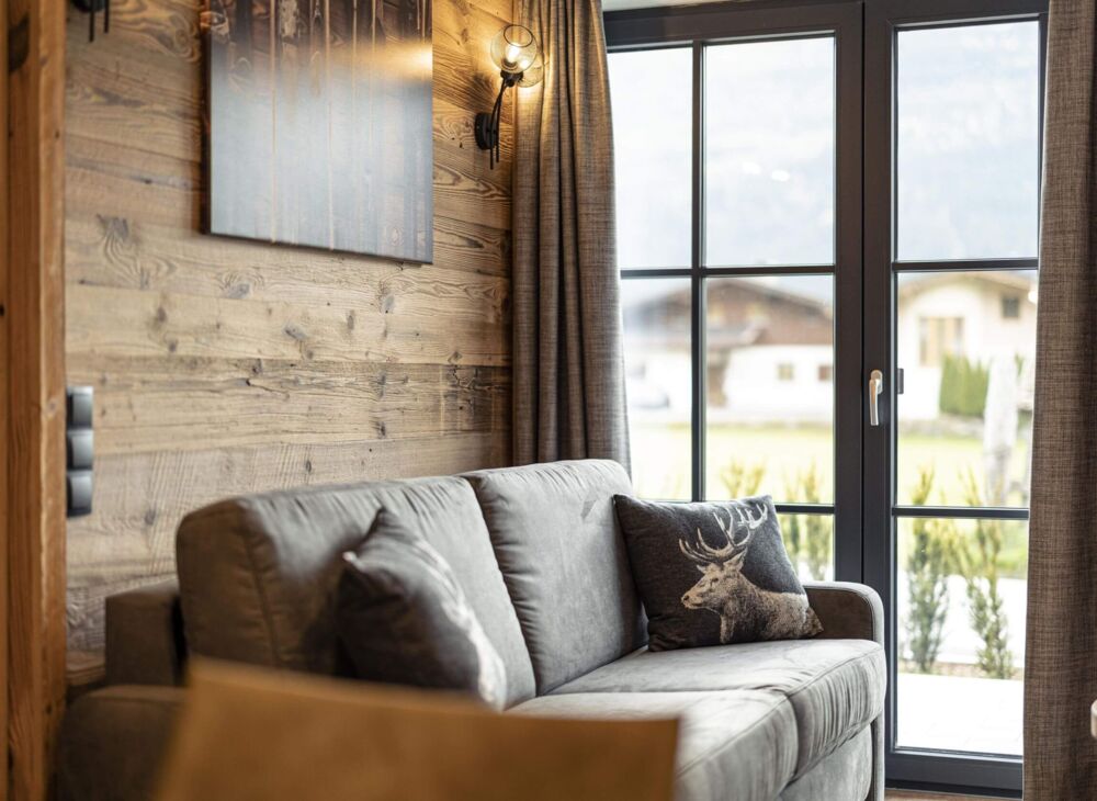 Wohnzimmer mit Blick auf die Hohen Tauern in den Tauernlodges Uttendorf