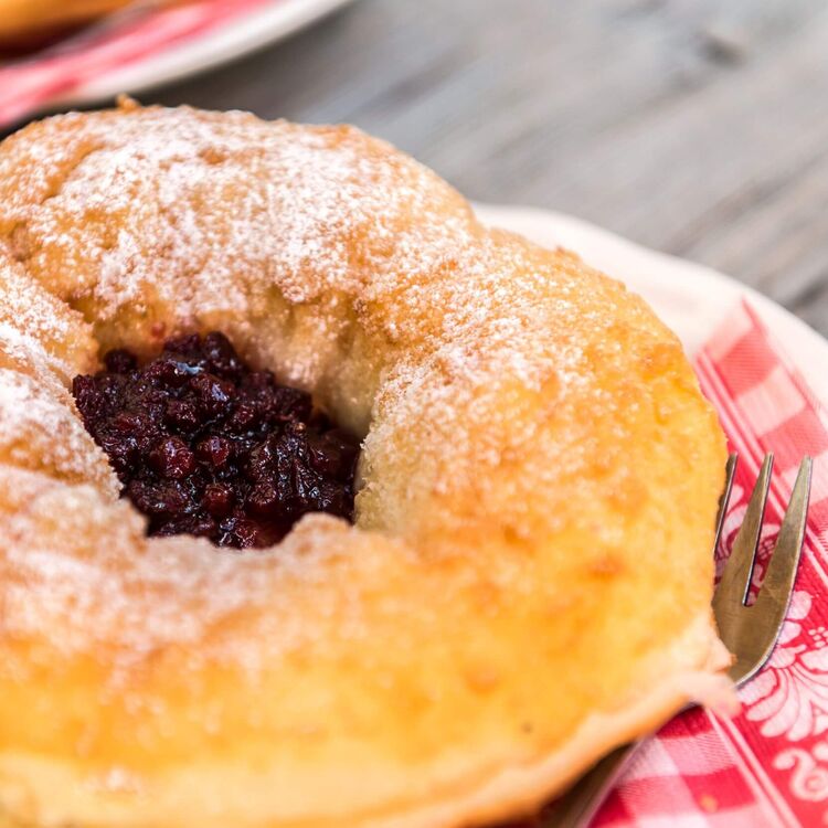 Süßer Bauernkrapfen mit Preiselbeermarmelade und Staubzucker