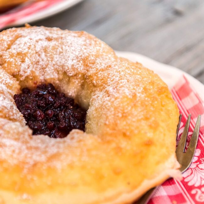 Süßer Bauernkrapfen mit Preiselbeermarmelade und Staubzucker