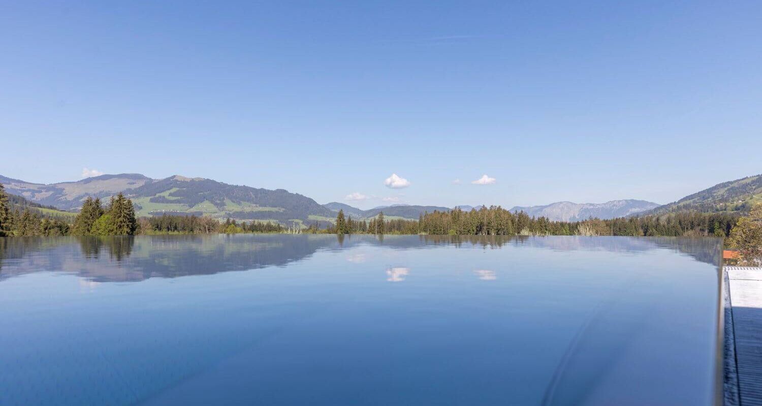 Großzügiger Infinitypool mit freiem Blick auf die Berge