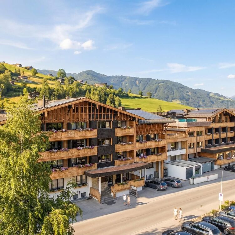 Golfplatz im Winter mit Hotelresort im Hintergrund