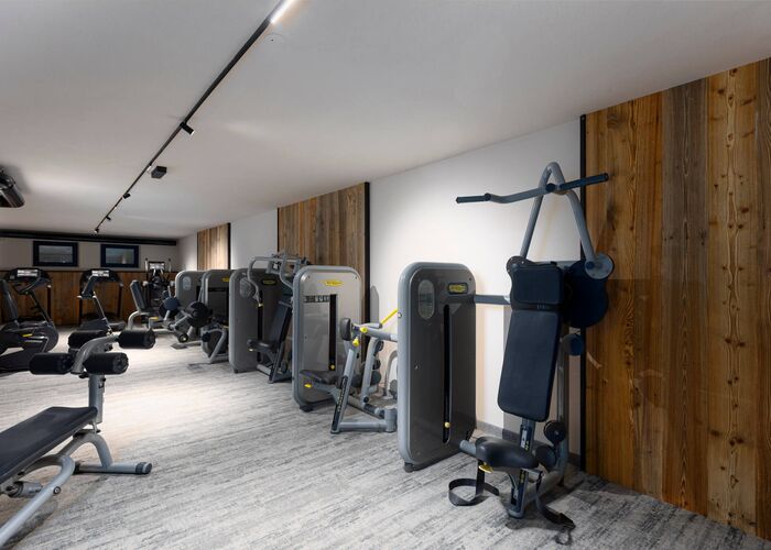 Trainingsruimte in Carpe Solem Kaprun met moderne fitnessapparatuur voor kracht- en conditietraining.