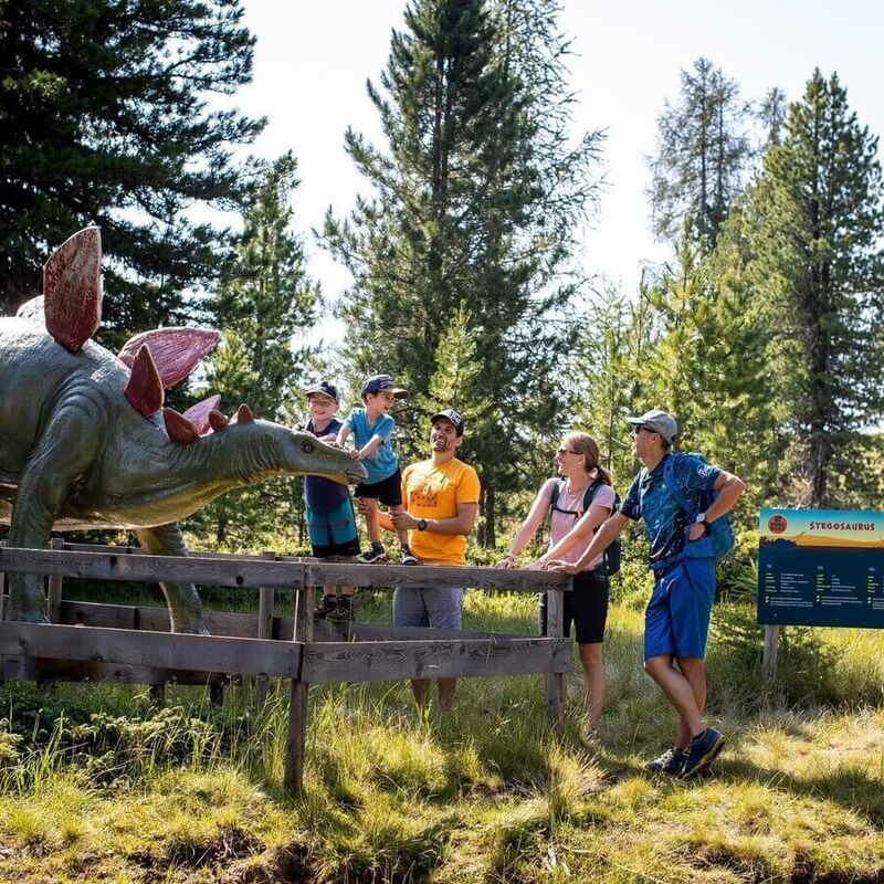 Dinowald am Kreischberg mit lebensgroßen Dinosauriern in der Natur.