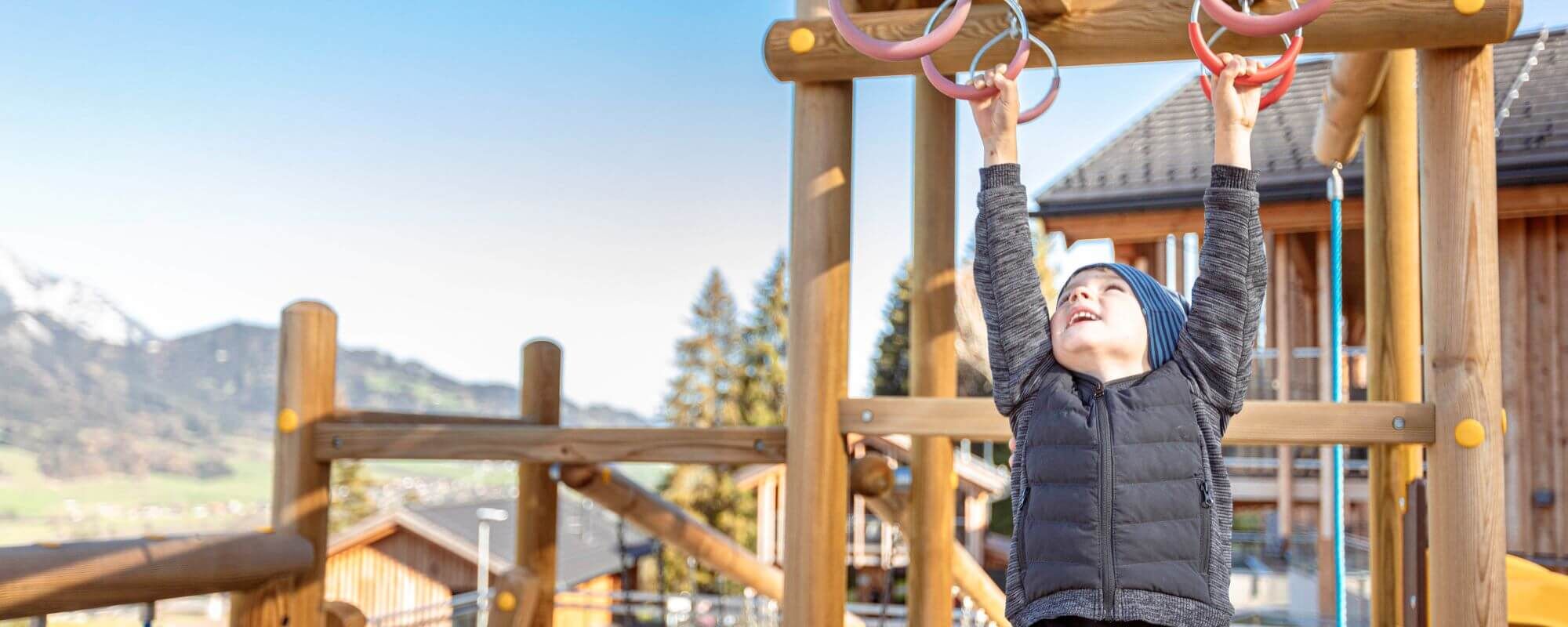 Junge am Spielplatz im Bergresort Hauser Kaibling