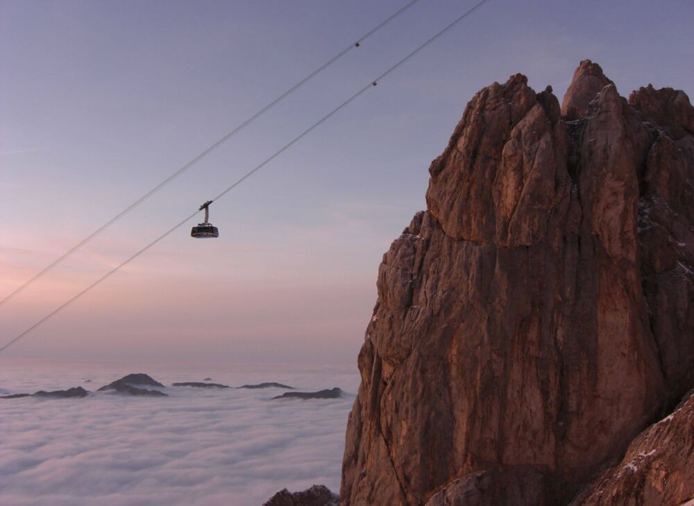 Gondel der Tiroler Zugspitzbahn über dem Nebelmeer im Herbst