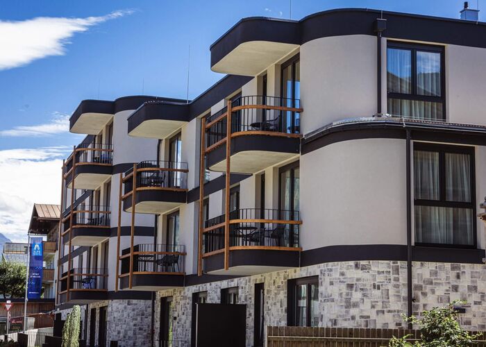 Außenansicht im Sommer   Zillertal Suites Fügen by ALPS RESORTS