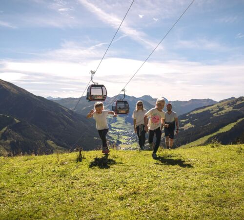 hiking with family (c) saalbach.com