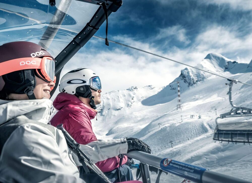 Skifahrer im 8er Sessel des GletscherJet 3 mit Blick auf den Gipfel des Kitzsteinhorns