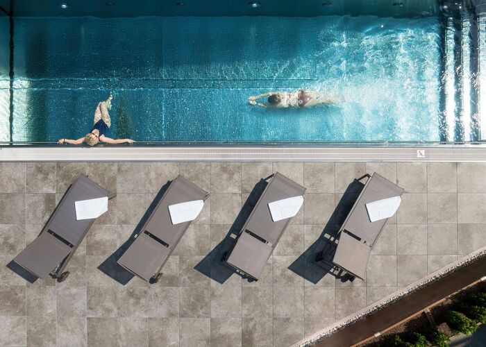 Gäste beim Schwimmen im Pool der Saalbach Suites in Saalbach-Hinterglemm