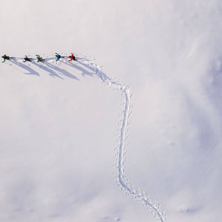 Schneeschuhwanderung aus der Vogelperspektive durch die verschneite Winterlandschaft im Raurisertal